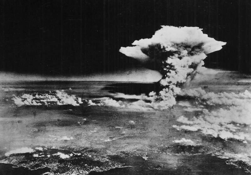 O bombă atomică, un sunet asurzitor, oraşe rase de pe faţa Pământului şi sute de mii de morţi! Atacul de la Hiroshima şi Nagasaki, recreat în realitatea virtuală