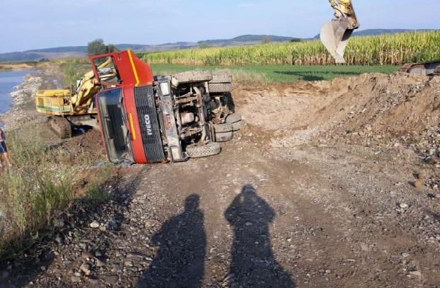 FOTO. Accident teribil: un bărbat a fost strivit de o autobasculantă încărcată cu pietriş. Medicii nu l-au putut salva