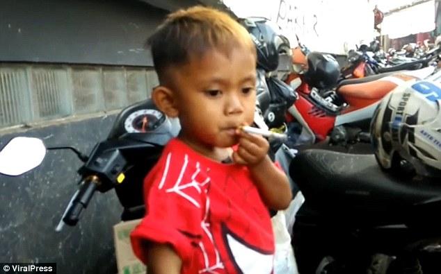 VIDEO VIRAL. Are doar doi ani, dar fumează 40 de ţigări pe zi. Cazul copilului face înconjurul lumii: "Înnebuneşte dacă nu îi dăm"