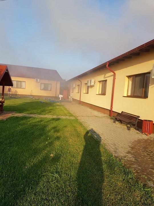 ULTIMĂ ORĂ: Zeci de pacienţi evacuaţi, după ce acoperişul unui centru de recuperare a luat foc