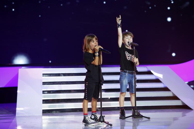 Un copil de șapte ani îi dăruiește cămașa sa Lidiei Buble, ca să-l facă gelos pe iubitul ei, Răzvan