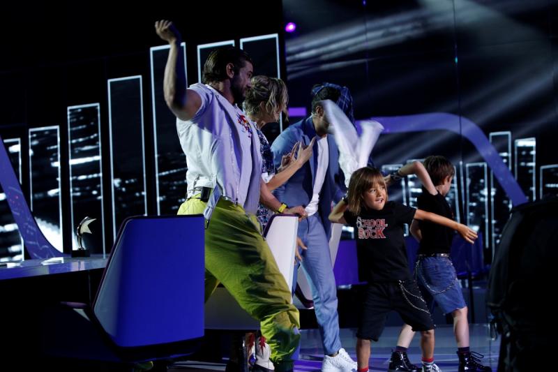 Un copil de șapte ani îi dăruiește cămașa sa Lidiei Buble, ca să-l facă gelos pe iubitul ei, Răzvan