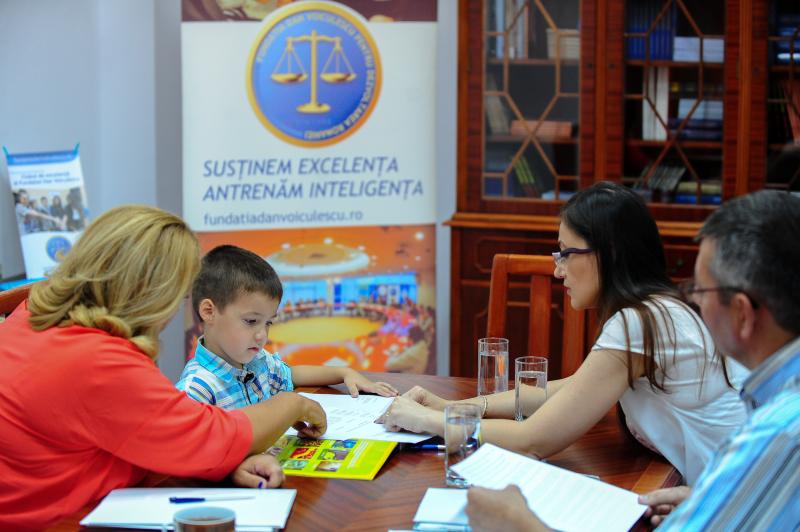 La doar 5 ani Radu a devenit cel mai tânăr bursier al Fundației Dan Voiculescu