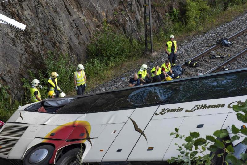 FOTO. Patru MORŢI si peste 20 de RĂNIŢI în Finlanda! Un autocar a căzut de pe un pod peste calea ferată