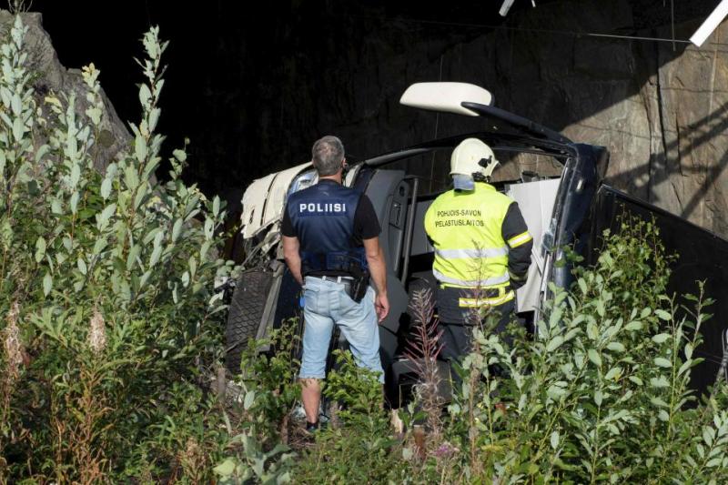 FOTO. Patru MORŢI si peste 20 de RĂNIŢI în Finlanda! Un autocar a căzut de pe un pod peste calea ferată