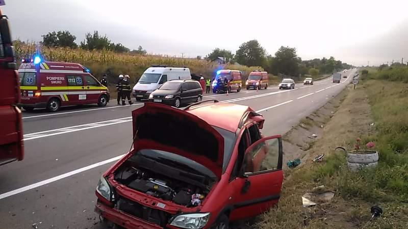 DRAMĂ TERIBILĂ! 11 PERSOANE, rănite, într-un accident produs după ce un microbuz s-a izbit de o mașină