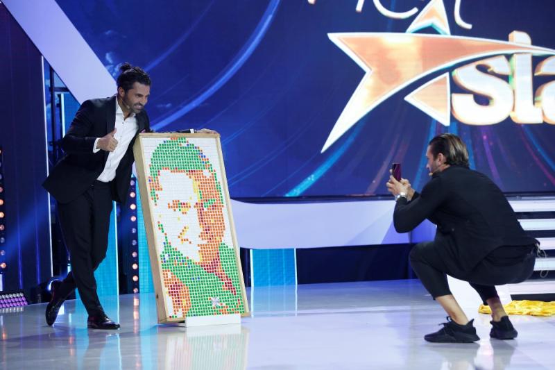 Pepe primește un portret de-al său realizat din 200 de cuburi,  în marea finală “Next Star”
