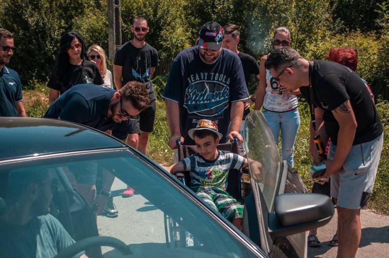 Impresionați de povestea sa, oamenii au sărit în ajutorul lui Dragoș Condescu, câștigătorul trofeului de popularitate “Next Star”