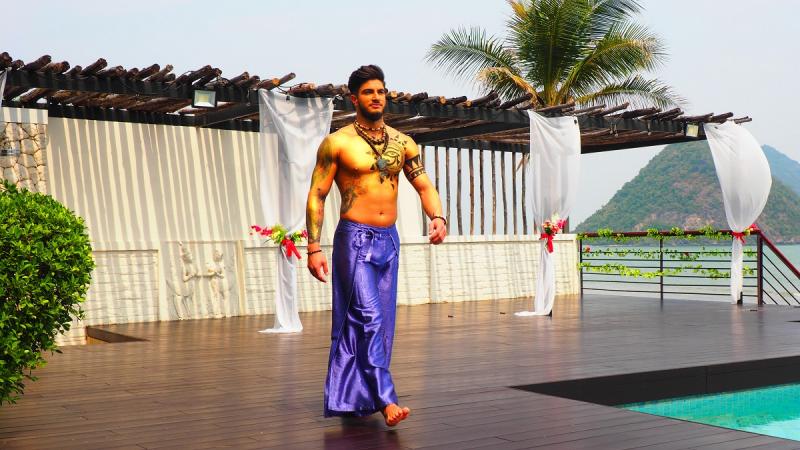 Momentul defilării la ”Insula Iubirii” se anunță unul spectaculos: Ispitele au purtat accesorii de 20 de kilograme