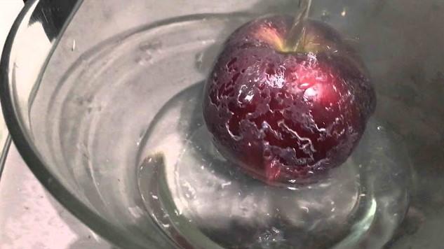Știai? Așa poți afla dacă ai cumpărat mere tratate chimic. E simplu și rapid!