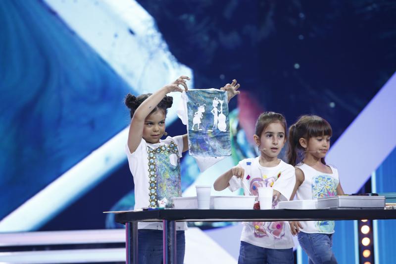 Prințesele „Norișor” au pictat în apă! Ce a ieșit din mâinile fetelor din trupa Ebrucuk este absolut minunat