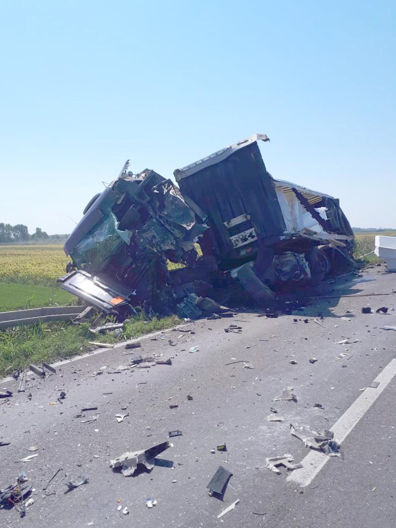 FOTO ȘOCANTE: Accident cumplit în Ialomița! Șoferul nevinovat al unui TIR, strivit în cabina mașinii