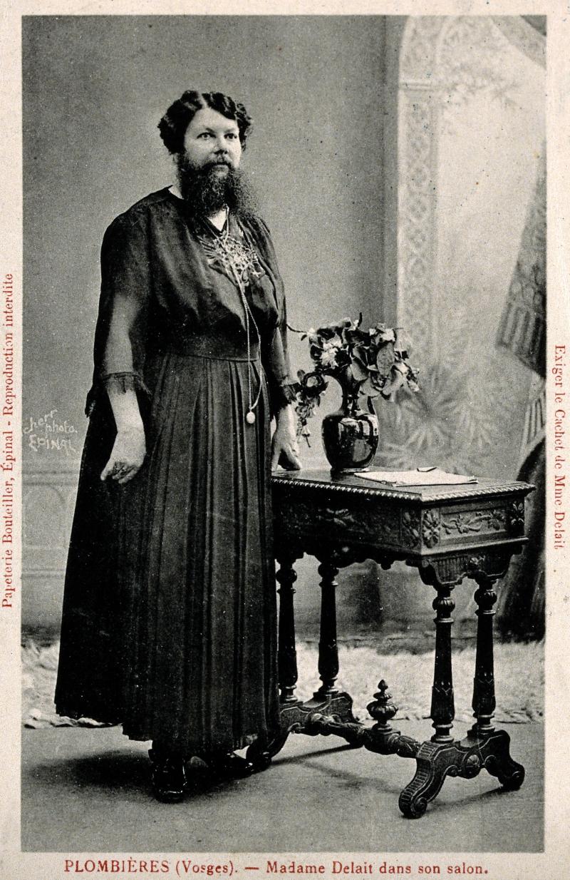 GALERIE FOTO. ”Aici odihnește Clementine Delait, femeia cu barbă!” Era foarte șarmantă, în rochiile ei de doamnă. Apoi devenea bărbat! A refuzat 3.000.000 de franci de la circ!