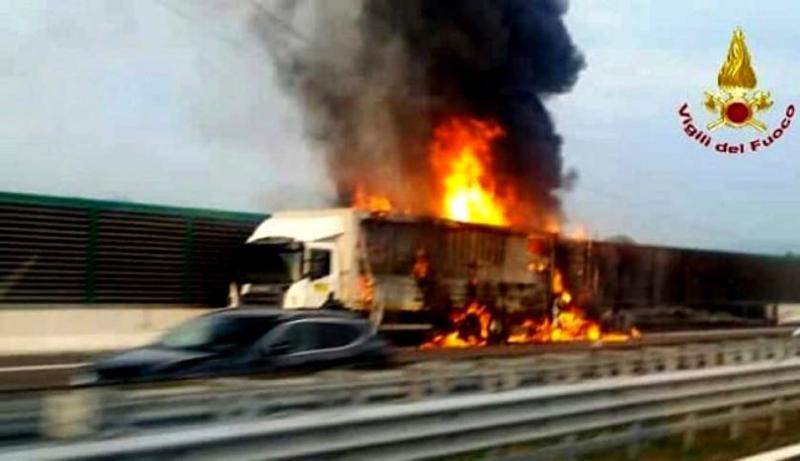 Un român în vârstă de 19 ani, mort într-un accident produs în Italia! Furgoneta, în care se afla, a luat foc! Medicii n-au mai putut face nimic nici pentru el, nici pentru șofer