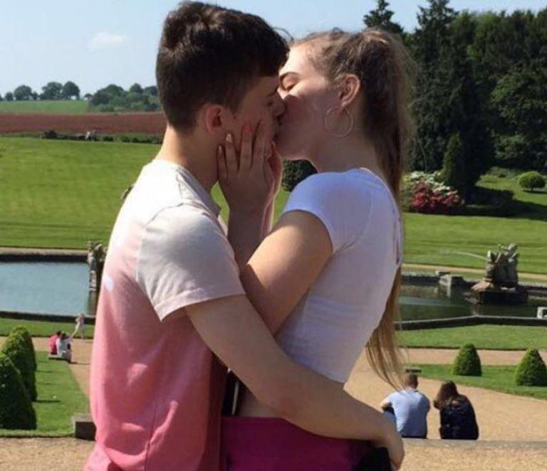 Imaginea sfâșietoare ce a făcut înconjurul lumii! Și-a îmbrățișat iubitul pe patul de spital, cu câteva minute înainte să moară! Ce i s-a întâmplat