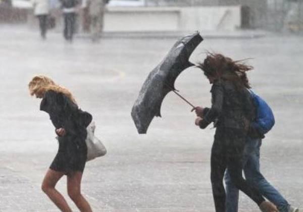 Vremea o ia razna în următoarele ore! Urmează fenomene EXTREME! Ce anunță meteorologii