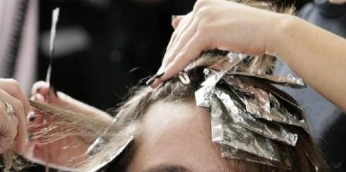 O femeie și-a vopsit părul lunar, dar apoi a făcut o descoperire CUMPLITĂ! Ce a ieșit la analize