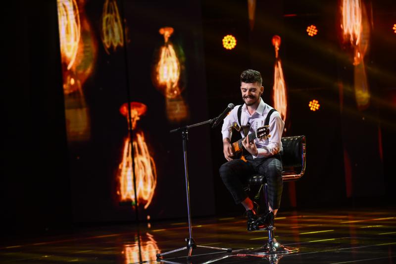 Un băiat şi o chitară. Reţeta unui moment romantic, nu-i aşa? Gabriel Lupaşcu a trecut prin momente grele pe scena "X Factor"