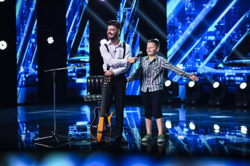 Un băiat şi o chitară. Reţeta unui moment romantic, nu-i aşa? Gabriel Lupaşcu a trecut prin momente grele pe scena "X Factor"