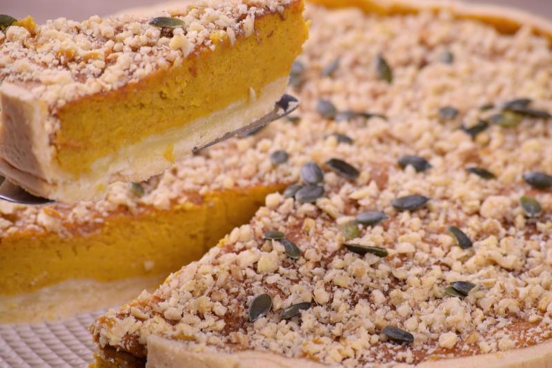 Tartă cu dovleac și nucă, intens aromată și plăcut colorată