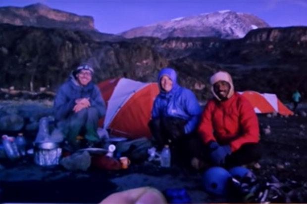 Ipoteză șocantă la 22 ani de la moartea lui Tupac Shakur. Se presupune că rapperul ar trăi