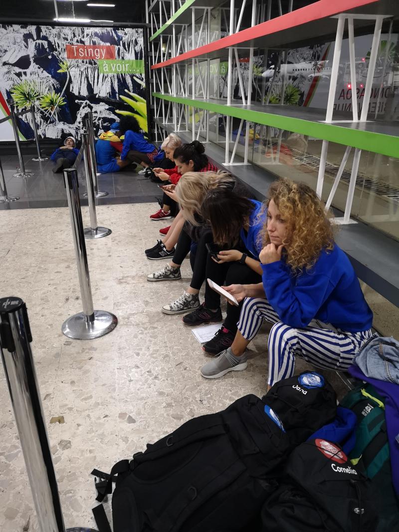 Johnule, unde am ajuns?! Concurenţii din "Ultimul Trib", probele pe aeroportul din Antananarivo!"Mai ușor pleci în SUA decât în Madagascar!"