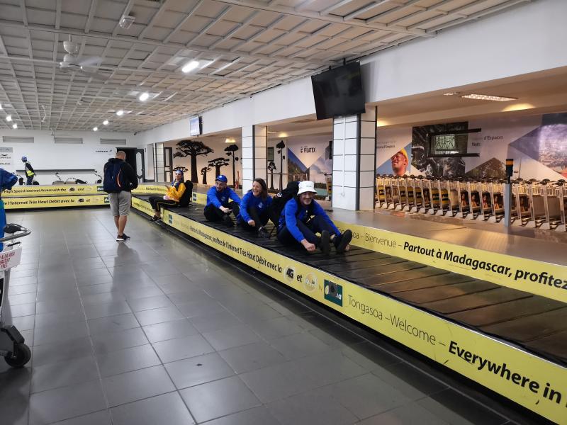 Johnule, unde am ajuns?! Concurenţii din "Ultimul Trib", probele pe aeroportul din Antananarivo!"Mai ușor pleci în SUA decât în Madagascar!"