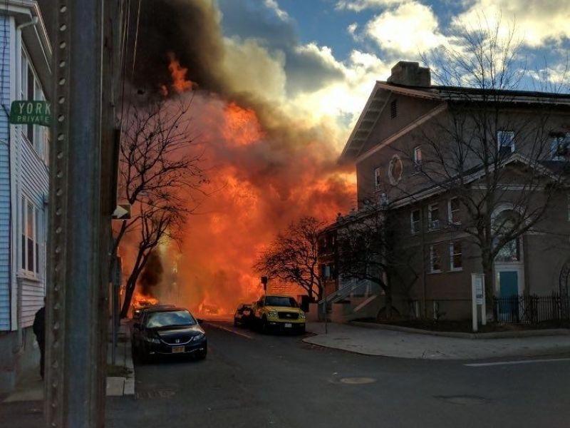 Sute de persoane au fost evacuate în apropiere de Boston din cauza a trei incendii DEVASTATOARE! Cel puțin o persoană a decedat, iar alte 12 au fost rănite în peste 70 de explozii