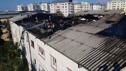VIDEO. Imagini de COȘMAR în Focșani. Un bloc de locuințe ARDE ca o torță!