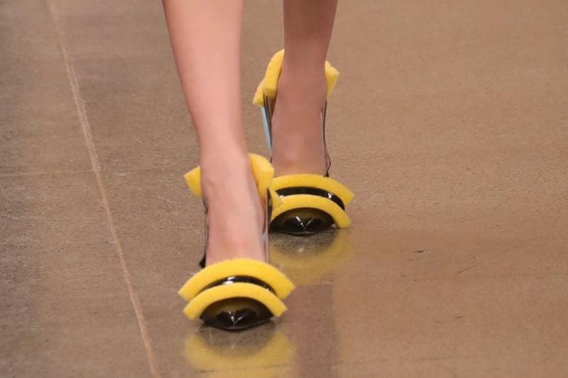 După moda papucilor cu blană, un alt model de pantofi face furori printre tinere! Cum arată