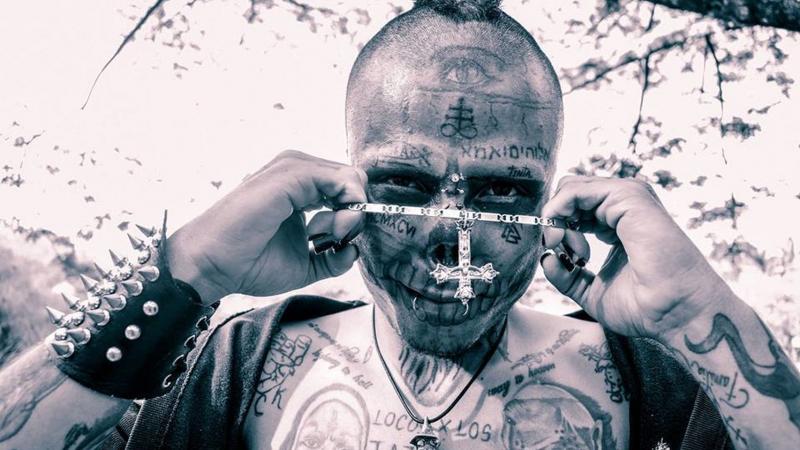 Doamne, Dumnezeule! Un columbian și-a tăiat nasul și urechile pentru a arăta ca un craniu! ”Moartea este sora mea, mereu am vrut să fiu o țeastă”