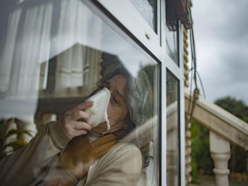 De 14 ani trăiește într-o cușcă de sticlă, pentru a nu muri infectată. ”Un cartof mi-a distrius viața”. Femeia care nu se atinge niciodată!