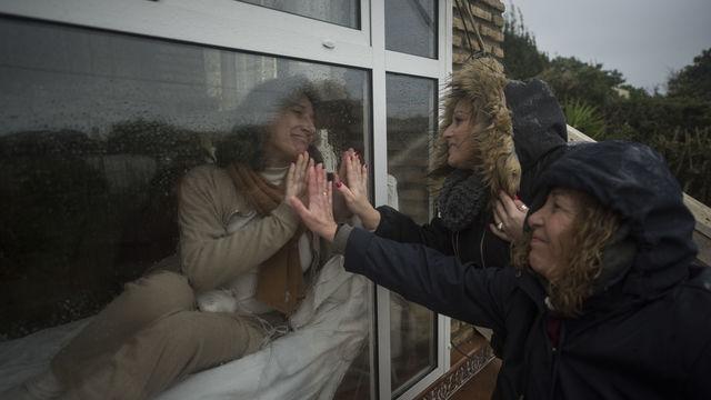 De 14 ani trăiește într-o cușcă de sticlă, pentru a nu muri infectată. ”Un cartof mi-a distrius viața”. Femeia care nu se atinge niciodată!