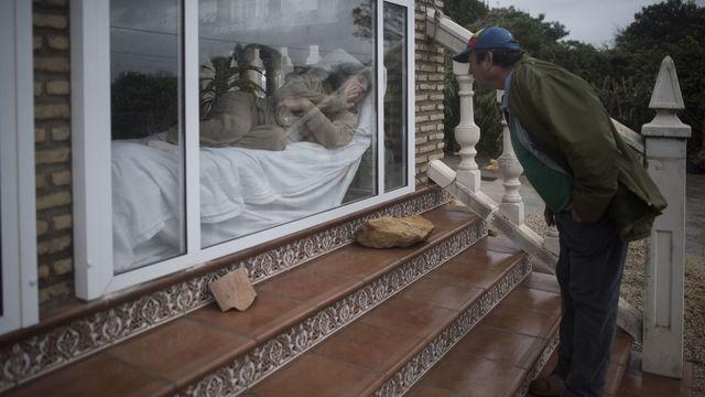 De 14 ani trăiește într-o cușcă de sticlă, pentru a nu muri infectată. ”Un cartof mi-a distrius viața”. Femeia care nu se atinge niciodată!