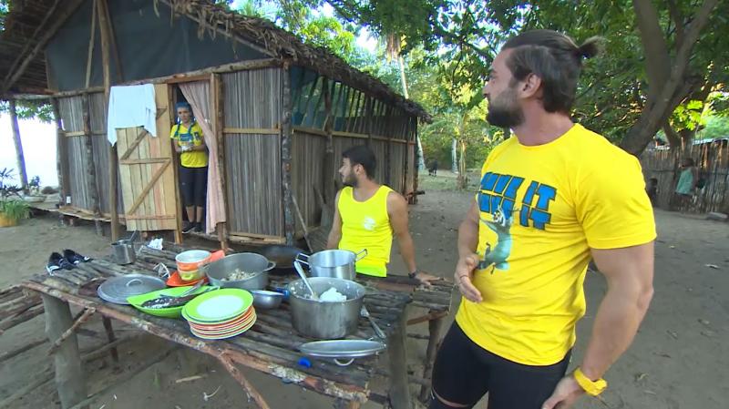 Ultimul Trib. „Lemurii” au plecat să ceară mâncare prin sat! „Suntem terminați de foame aici, facem foamea la greu”