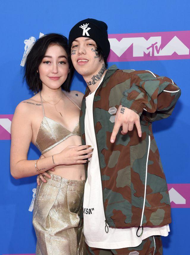 Pe asta nu a mai făcut-o nimeni! Sora lui Miley Cyrus și-a scos lacrimile vărsate după fostul iubit la vânzare: “Nu vă sfătuim să le beți"