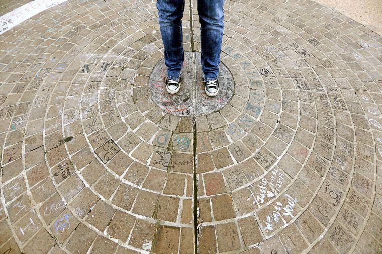 “Centrul universului” din Tusla, locul de întâlnire al universului nostru cu un univers paralel. Aici propriul ecou este reprodus mai tare, însă nimeni altcineva nu te aude