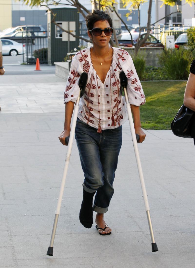 Frumusețea portului tradiţional românesc a cucerit vedetele de la Hollywood. Uite cum arată în ie frumoasele Halle Berry, Mila Kunis și Kate Moss- GALERIE FOTO