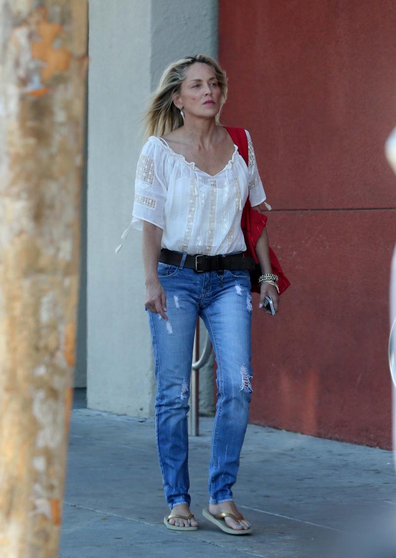 Frumusețea portului tradiţional românesc a cucerit vedetele de la Hollywood. Uite cum arată în ie frumoasele Halle Berry, Mila Kunis și Kate Moss- GALERIE FOTO