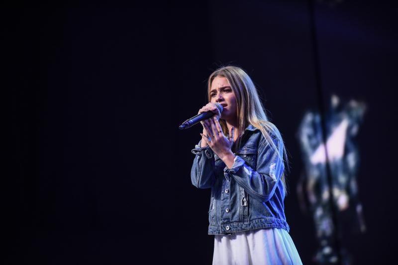 X Factor. Sezonul 8. Ediția 5. După ce juriul s-a certat pe voturi, Brenciu a readus la audiții o concurentă