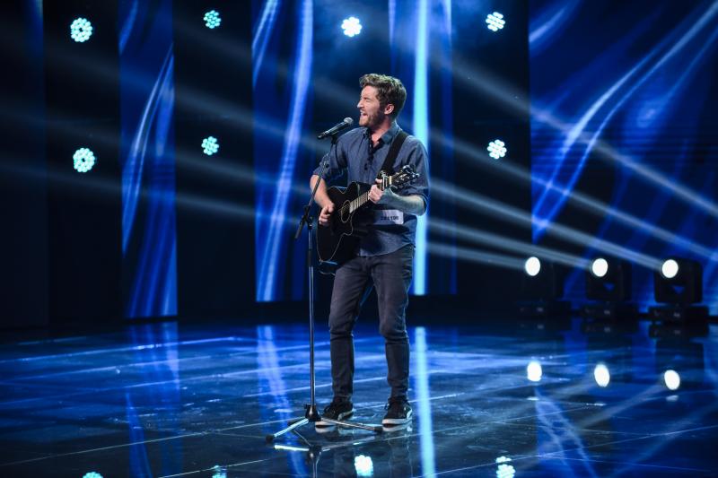 X Factor. Sezonul 8. Ediția 5. După ce juriul s-a certat pe voturi, Brenciu a readus la audiții o concurentă