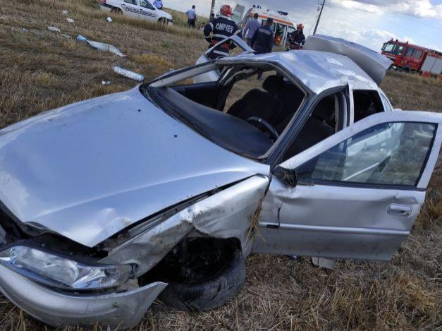 Accident spectaculos în Teleorman! Cum arată mașina după ce a ieșit de pe șosea, s-a răsturnat de două ori și a revenit pe roți