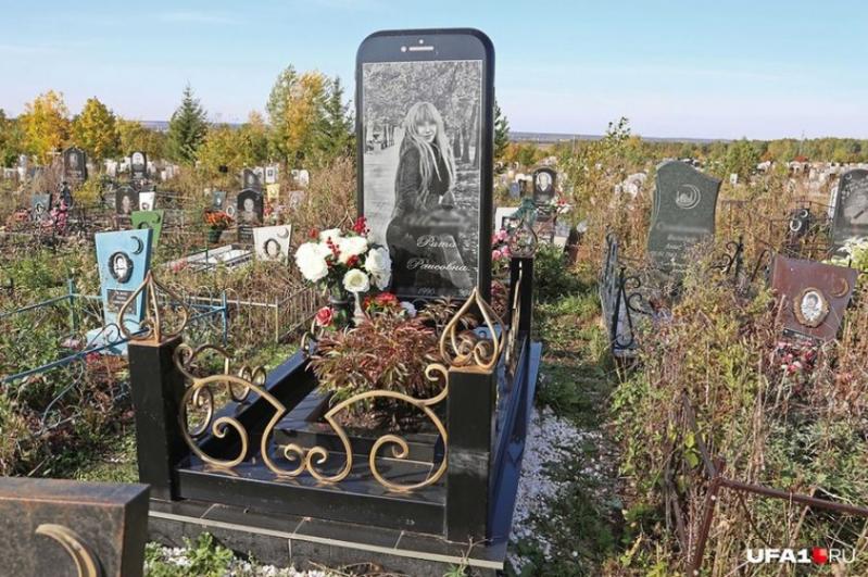A murit la 25 de ani. Și-a tras un iPhone gigant drept piatră funerară. I-a pus logo, taste de volum și cameră. ”Am leșinat, am crezut că am halucinații!”