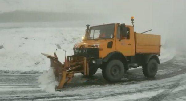 Zona din România în care e iarnă! UTILAJELE de DESZĂPEZIRE au intervenit cu TONE de sare