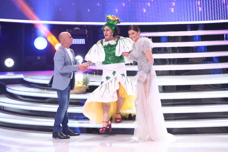 Romică Țociu, epilat de soție pentru transformarea în Carmen Miranda, de la “Te cunosc de undeva!”