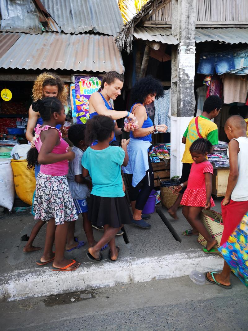 ULTIMUL TRIB! Înapoi la civilizație! Tribul anonimilor a mers la cumpărături! Oana Dedeu: ”A urmat dezmățul!”