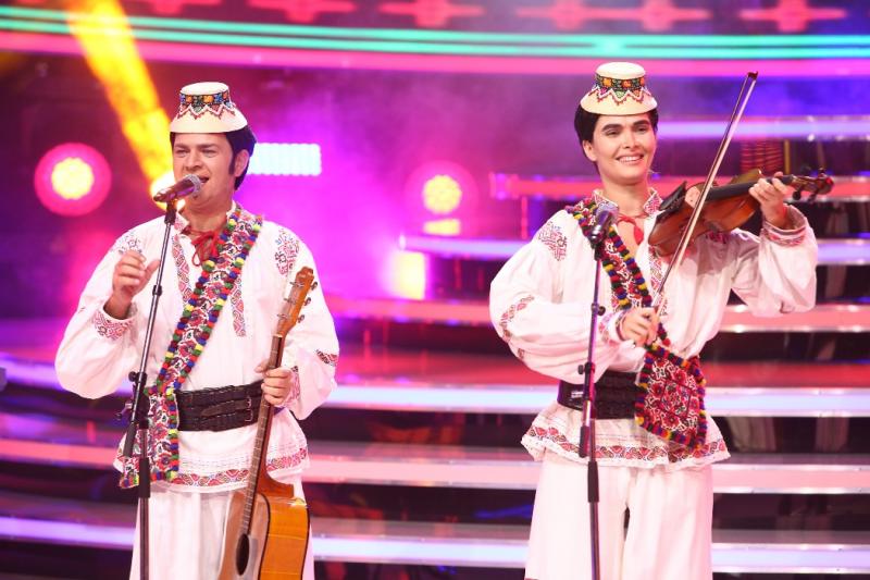 Alina Pușcaș și Cosmin Seleși se transformă în frații Petreuș, la “Te cunosc de undeva!”
