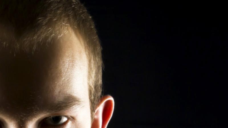 Cum îți dai seama că ai de-a face cu un om rău! Oricât s-ar preface, acesta e semnul care îl dă de gol!