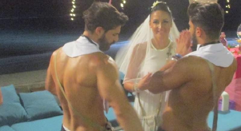 INSULA IUBIRII: Surpriză colosală, în cea de-a noua ediție! Fetele au avut parte de un show de striptease incendiar, iar Andreea a îmbrăcat rochia de mireasă