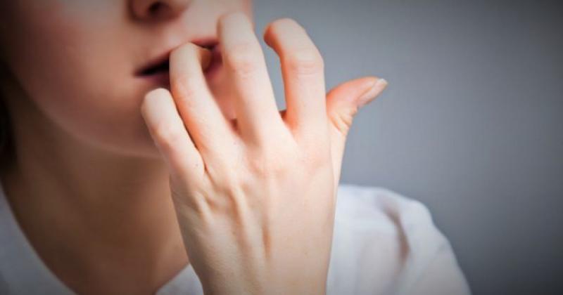 Rosul unghiilor te dă de gol! Ce înseamnă dacă ai acest obicei